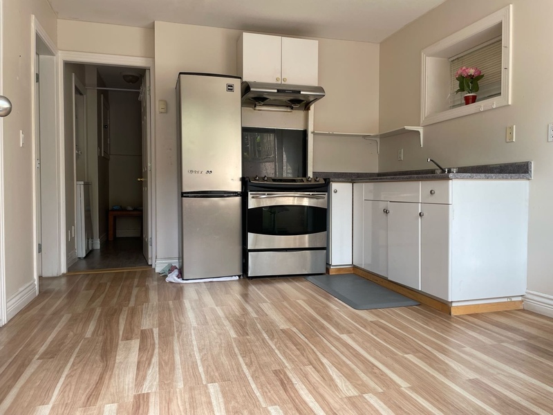 温哥华西区阳光充足半地下一室一厅独立出入即可入住