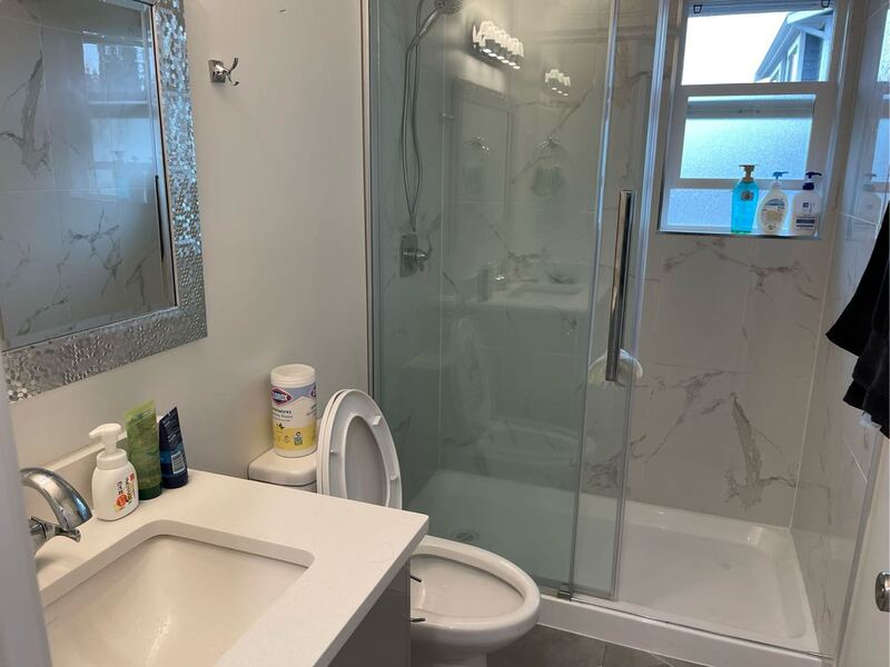 Deer Lake 楼上单间附有阳光房